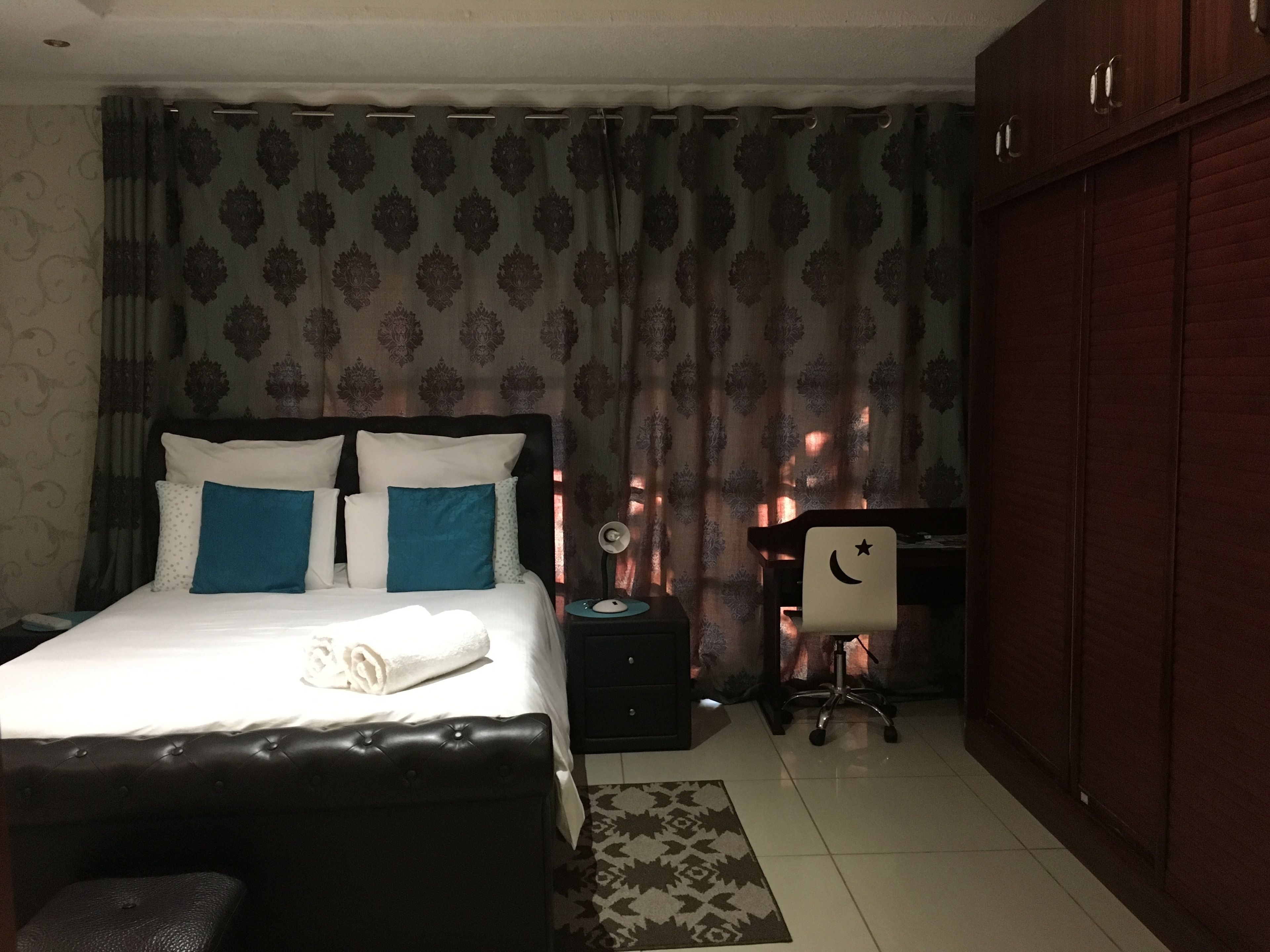 Escritorio, wifi gratis y ropa de cama 