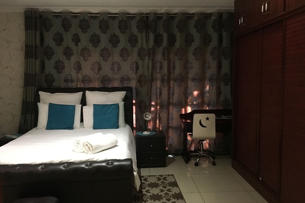 Executive Double Room | Desk, WiFi (free), bed sheets