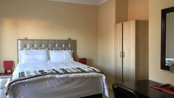 Escritorio, wifi gratis y ropa de cama