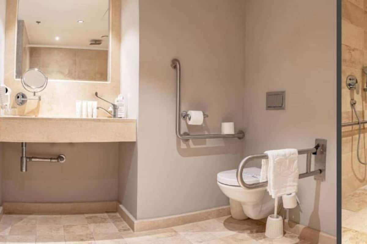 Ein Badezimmer mit Toilette, Waschbecken und Dusche.