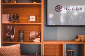 Lobby-lounge