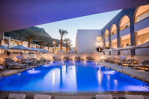 Una piscina al aire libre de temporada