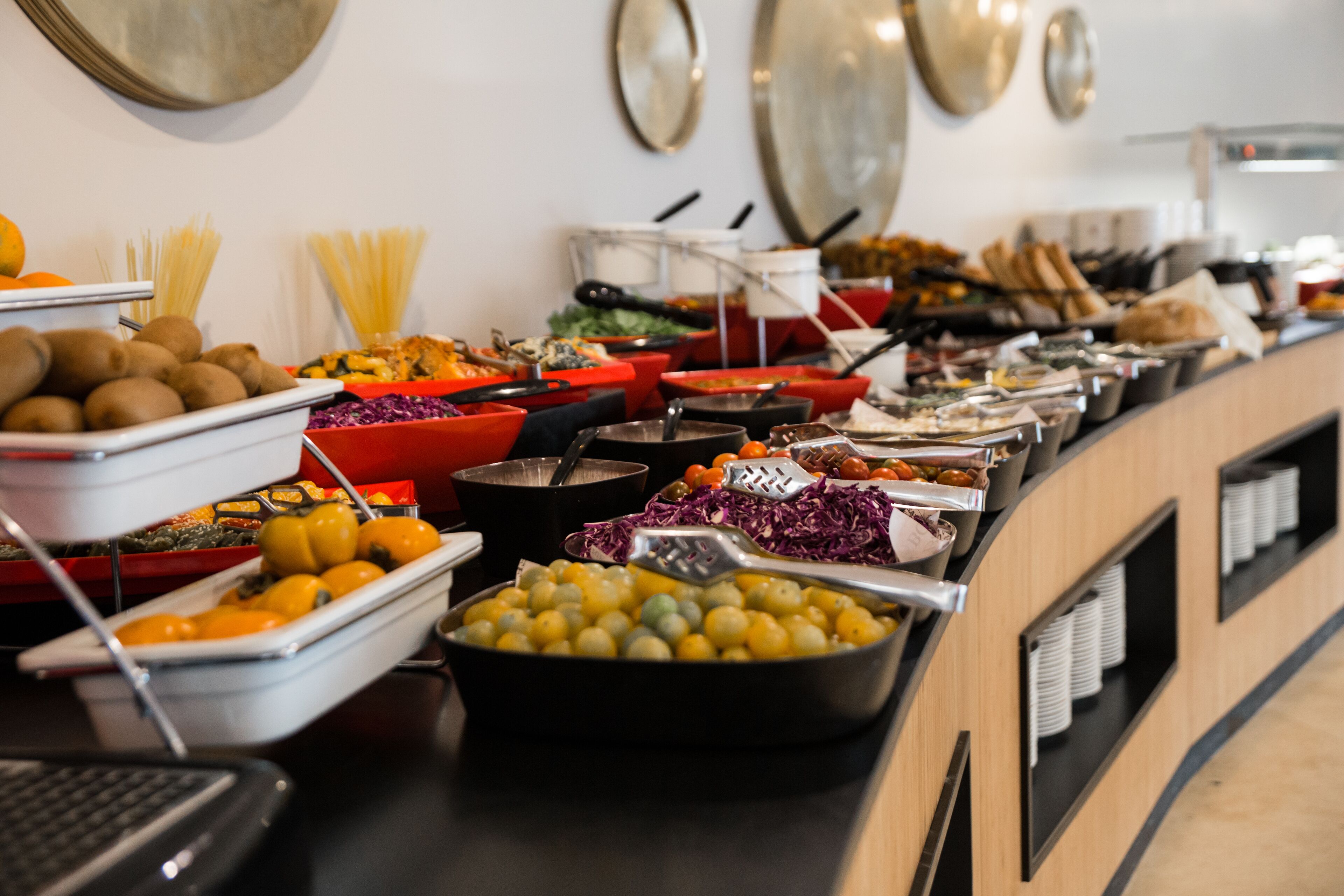 Un buffet proposant une variété de plats et d’ustensiles.