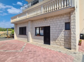 Exterior detail - Holiday apartment (82 qm) for 6-7 person (Dugi Rat)