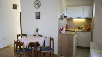 Apartment, Meerblick | Essbereich im Zimmer