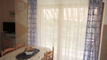 Apartment, 2 Schlafzimmer (Sabina) | Essbereich im Zimmer