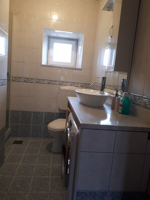 Apartment, Erdgeschoss (Grapes) | Badezimmer | Dusche, Handtücher, Seife, Toilettenpapier