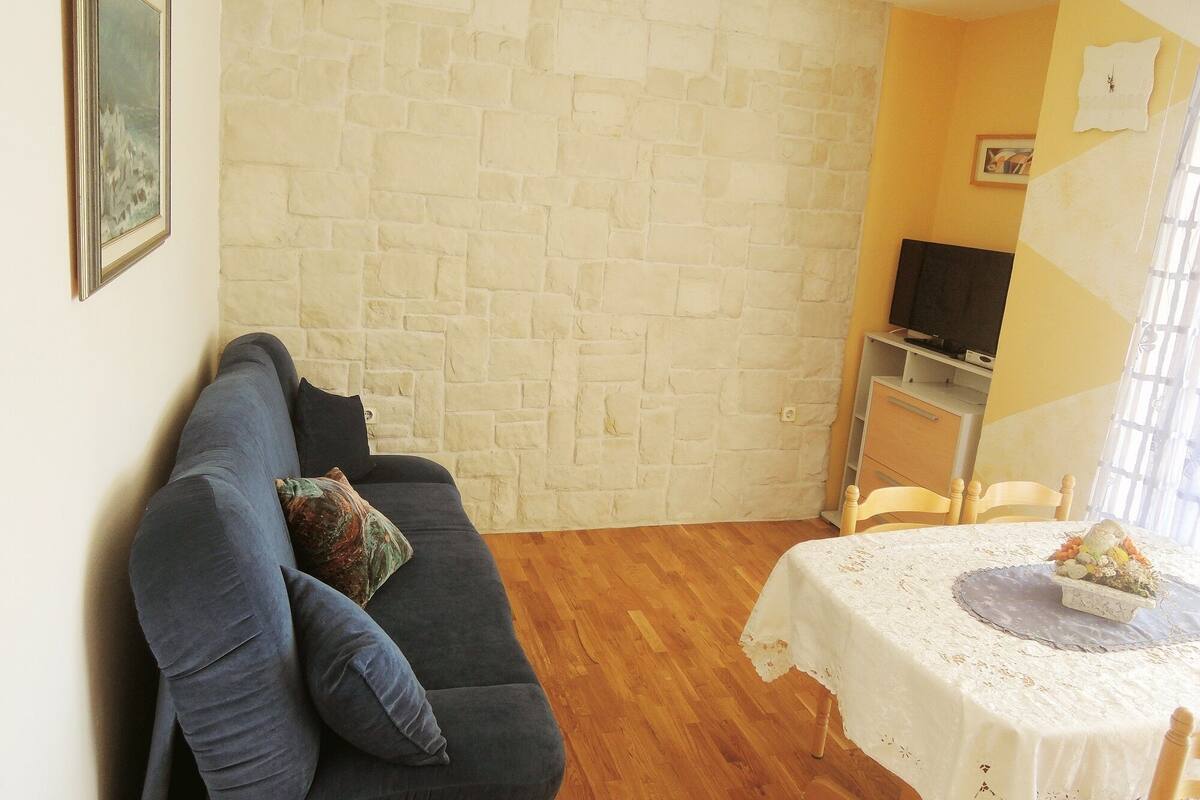 Departamento, 2 habitaciones (Sabina) | Área de sala de estar | Televisión de pantalla plana