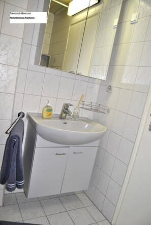 Combined shower/bathtub, hair dryer, towels, soap - Central and comfortable city apartment in the middle of Nuremberg / W-LAN (Nürnberg)