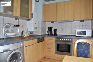 Fridge, microwave, stovetop, dishwasher - Central and comfortable city apartment in the middle of Nuremberg / W-LAN (Nürnberg)