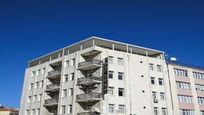 A multi-story building with balconies, a flat roof, and satellite dishes. - Nas Hotel (Karaman)