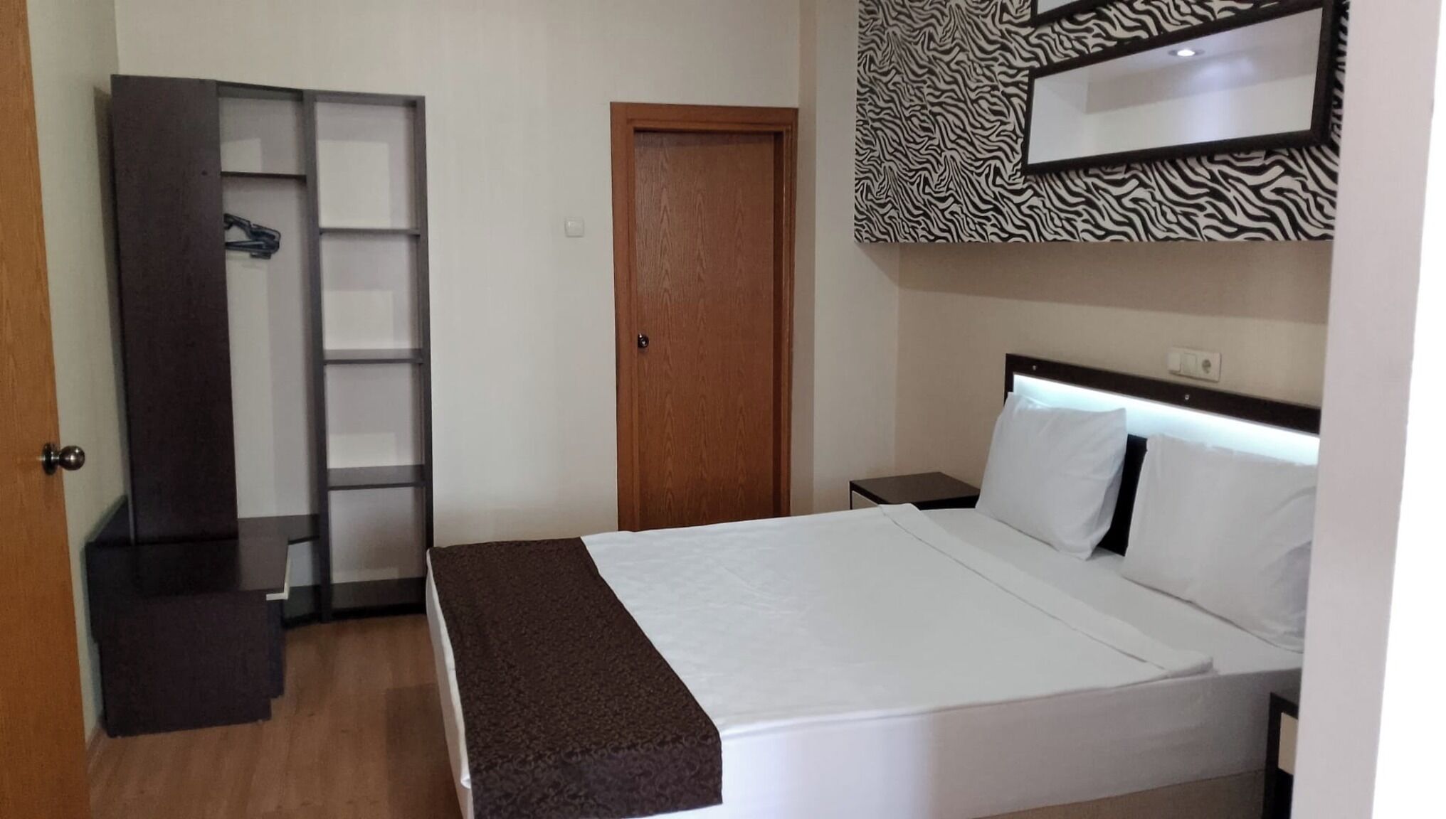 1 habitación, minibar, escritorio y tabla de planchar con plancha 