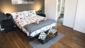 Deluxe Double Room | Premium bedding, down comforters, laptop workspace, WiFi (free) -  North Surf House (Gijon)