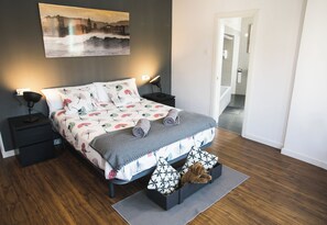 Deluxe tweepersoonskamer | Luxe beddengoed, donsdekens, een laptopwerkplek, gratis wifi