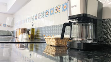 Refrigerador con freezer, microondas, horno, placa de cocina