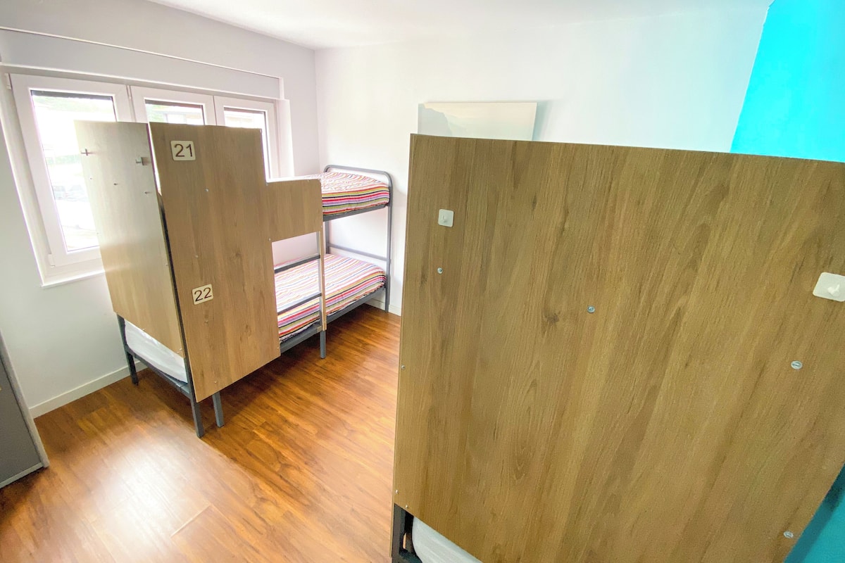 Comfort slaapzaal | Luxe beddengoed, donzen dekbedden, een laptopwerkplek, gratis wifi