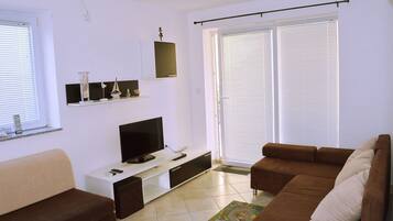 Appartement, 1 chambre | Salle de séjour | Télévision à écran plat