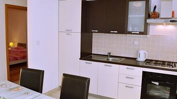 Appartement, 1 chambre | Cuisine privée | Grand réfrigérateur, four, plaque de cuisson, bouilloire électrique