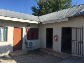 Fachada de la propiedad por la tarde o noche