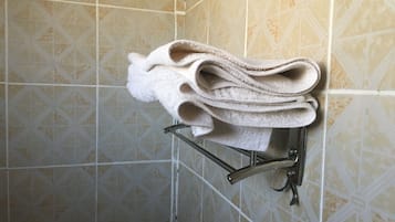 Quarto standard, 1 cama de casal | Comodidades do banheiro | Chuveiro, chuveiro com efeito de chuva, produtos de toalete grátis