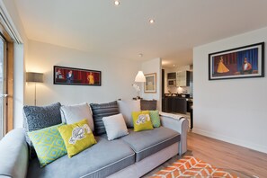 Deluxe Apartment | Living room | Flat-screen TV - Sweet Inn - Gallery Quay (Dublin)