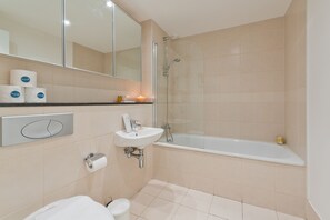 Deluxe Apartment | Bathroom | Combined shower/tub, hair dryer, towels - Sweet Inn - Gallery Quay (Dublin)