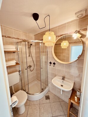 Apartment, 1 Bedroom (Street) | Bathroom | Shower, towels, toilet paper
