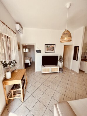 Apartment, 1 Schlafzimmer (Street) | Wohnbereich | Flachbildfernseher