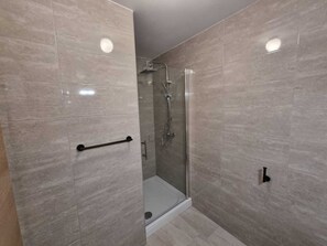 Shower, towels, toilet paper - Apartment Yellow (Malinska-Dubasnica)