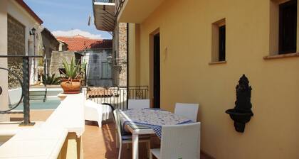 RENOVATED THREE-ROOM APARTMENT IN HISTORIC CENTER - IDEAL FOR SMART WORKING