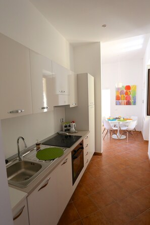 Frigorifero, forno, piano cottura, macchina per tè/caffè