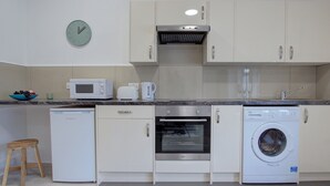 Cookware/dishes/utensils - HD Large Studio (London)