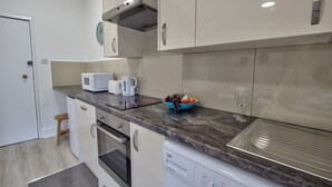 Cookware/dishes/utensils - HD Large Studio (London)