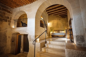 Royal-sviitti, näköala pihalle | 1 makuuhuone, tallelokero huoneessa, yksilöllisesti sisustettu