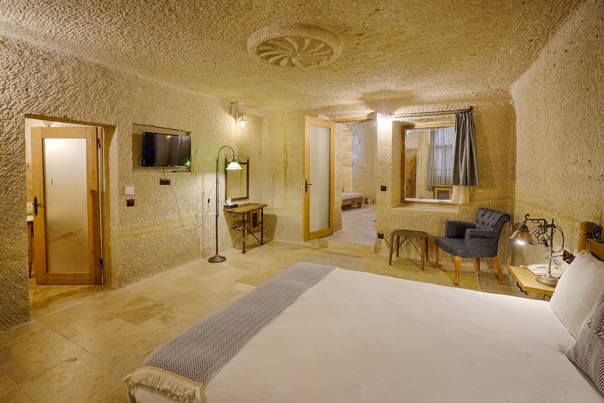 1 bedroom, in-room safe, individually decorated, individually furnished