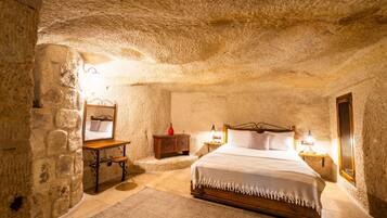 Suíte, vista para o pátio | 1 quarto, cofres nos quartos, individualmente decorados