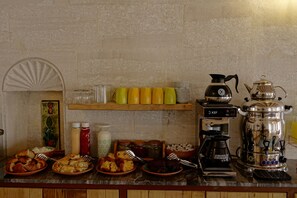 Sudah termasuk sarapan prasmanan setiap hari