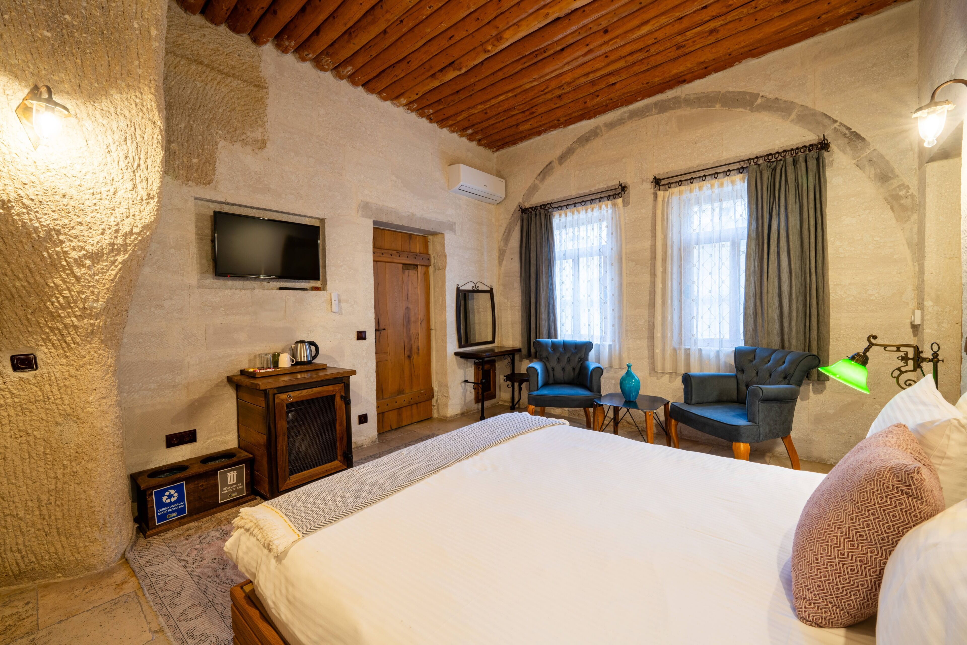 1 غرفة نوم وخزنة داخل الغرفة وبديكورات فريدة لكل غرفة