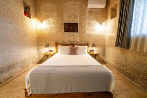 Kamar Double Junior, 1 Tempat Tidur Queen, pemandangan halaman | 1 kamar tidur, brankas, dan didekorasi berbeda-beda