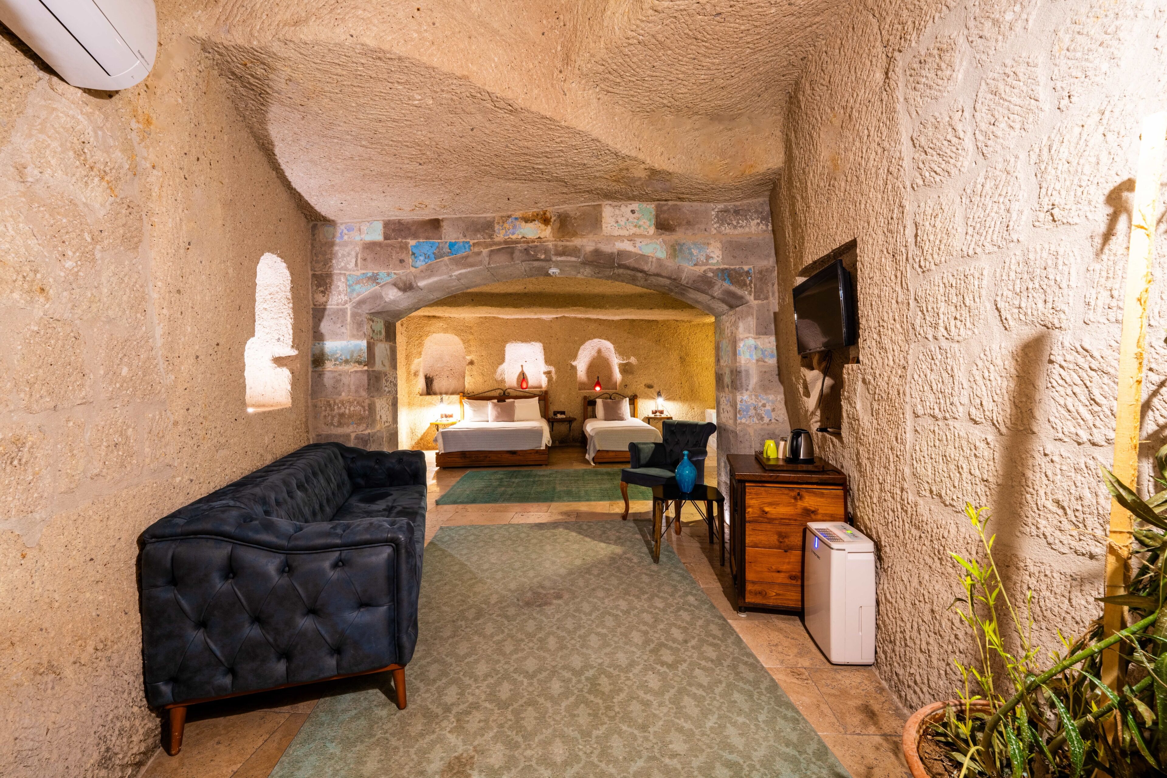 1 غرفة نوم وخزنة داخل الغرفة وبديكورات فريدة لكل غرفة