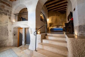 1 غرفة نوم وخزنة داخل الغرفة وبديكورات فريدة لكل غرفة