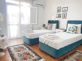 Tabla de planchar con plancha, wifi gratis y ropa de cama