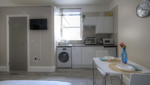 Dining - B6 Medium Studio (London)