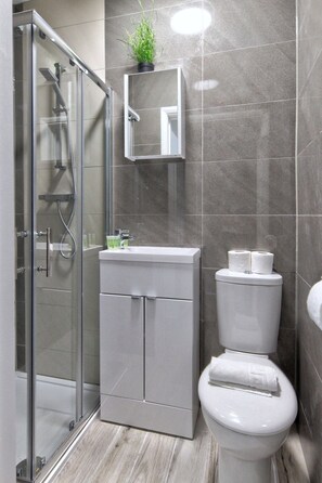 Een douche, handdoeken