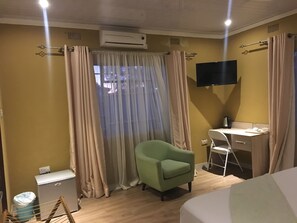 Kamar Double Comfort | Meja kerja, setrika/meja setrika, Wi-Fi gratis, dan seprai linen