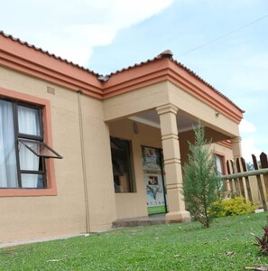 Front of property - Flower Inn Guest House (Mahalapye)
