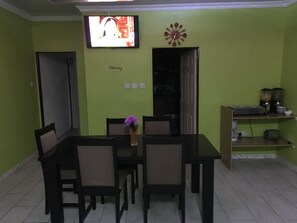 Sarapan penuh setiap hari (USD 10 seorang) 