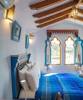 Habitación estándar doble (Nora) | Mobiliario individual, escritorio, wifi gratis y ropa de cama