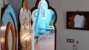 Un espace intérieur doté d’une porte en bois qui donne sur un patio.