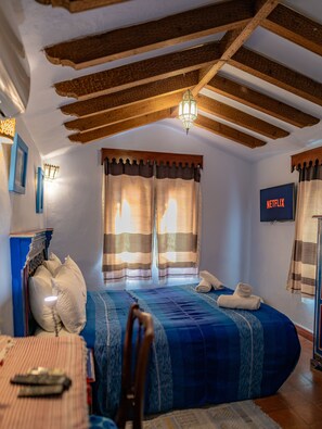 Standard Double Room (Nora) | Individually furnished, desk, free WiFi, bed sheets - Casa Sabila (Chefchaouen)